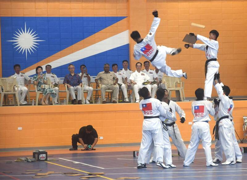 參與敦睦艦隊任務的莒拳隊官兵在馬紹爾群島展示訓練成果。（取自馬紹爾群島國家安全辦公室臉書）