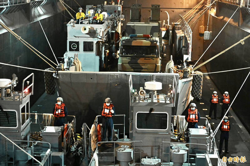 玉山艦有大型泛水塢艙，可容納機械化登陸艇，甚至可供快速布雷艇停泊。（資料照，記者塗建榮攝）