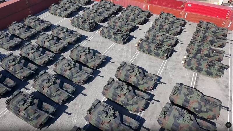 國軍現正進行M1A2T戰車成軍前換裝訓練，而日前在社群媒體上，疑似我國第二批同型車，在美國港區集貨準備載運的畫面曝光。（截自社群媒體Threads影片）