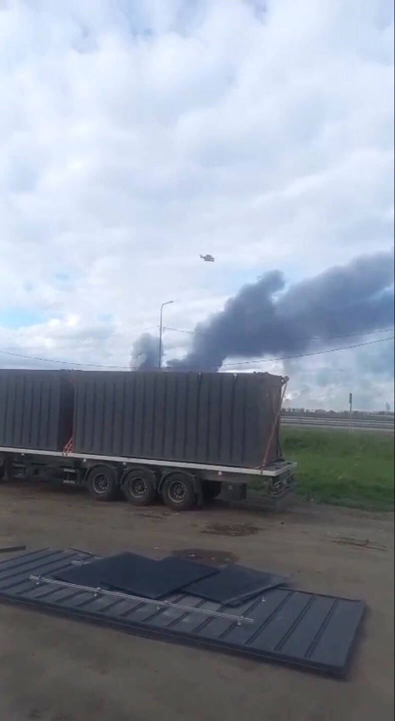 烏克蘭1日透過裝載於貨櫃的無人機，在俄羅斯境內發動大規模奇襲，導致俄多座機場、軍機遭潑及。（路透社）