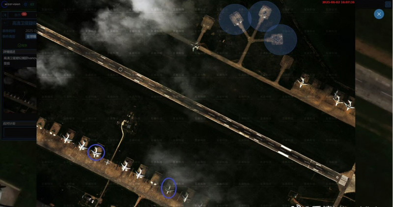 6月2日拍攝的衛星影像顯示，俄羅斯「伊凡諾沃-北方」（Ivanovo-Pivnichne）空軍基地在經歷烏克蘭無人機攻擊後的情況。圖中可見停機坪上的飛機（部分被藍色圓圈標示）疑似受損或被毀。（圖: @lobsterlarryliu / X）