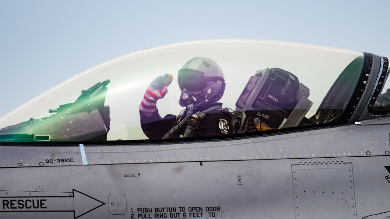 美國太平洋空軍F-16「毒蛇」表演隊在5月30日時，完成了表演隊最後一次的公開飛行活動。表示該隊正式走入歷史，未來將由F-35接替。（圖片擷取自美軍三澤基地網站）