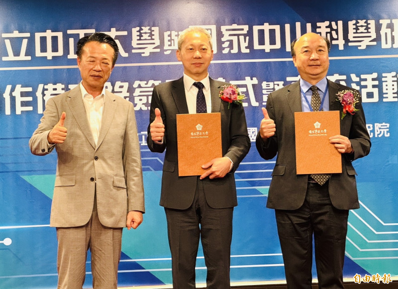 中正大學校長蔡少正（右起）與中科院長李世強在嘉義縣長翁章梁見證下簽署「交流合作備忘錄」。（記者蔡宗勳攝）
