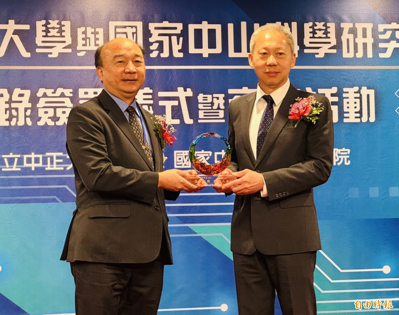 中正大學校長蔡少正（左）與中科院長李世強交換禮物。（記者蔡宗勳攝）