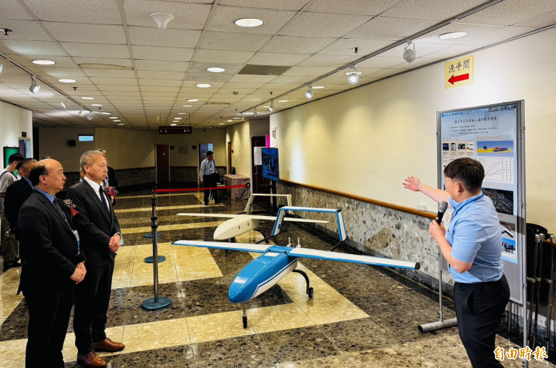 中正大學研發團隊說明無人機相關研發成果。（記者蔡宗勳攝）
