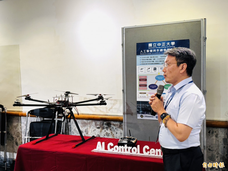 中正大學團隊展現無人機相關研發成果。（記者蔡宗勳攝）