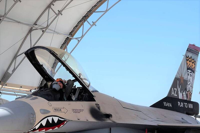 我空軍駐美21中隊現任指揮官、美空軍飛官維特克中校，日前駕駛F-16V戰機完成生涯任內最後一趟飛行任務，而我國F-16V戰機最新的全機彩繪塗裝也首次在官方管道公開。（美國空軍國民兵第162聯隊官方Facebook）