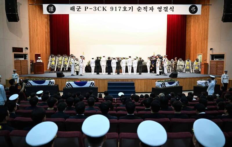 南韓海軍本月1日為任務期間殉職的4為P-3CK型機組員舉行公祭，並追晉官階。（南韓海軍官方Facebook）
