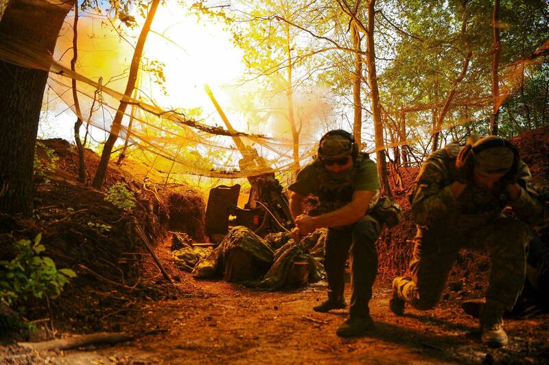 2日在烏克蘭哈爾科夫前線與俄軍作戰的烏克蘭國土防衛隊。（路透）