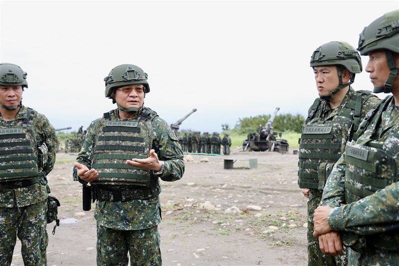 十軍團指揮官李榮華中將，昨（3）日前往今日重砲射擊的大甲溪南岸陣地進行視導，確保操演順利進行。（取自青年日報）