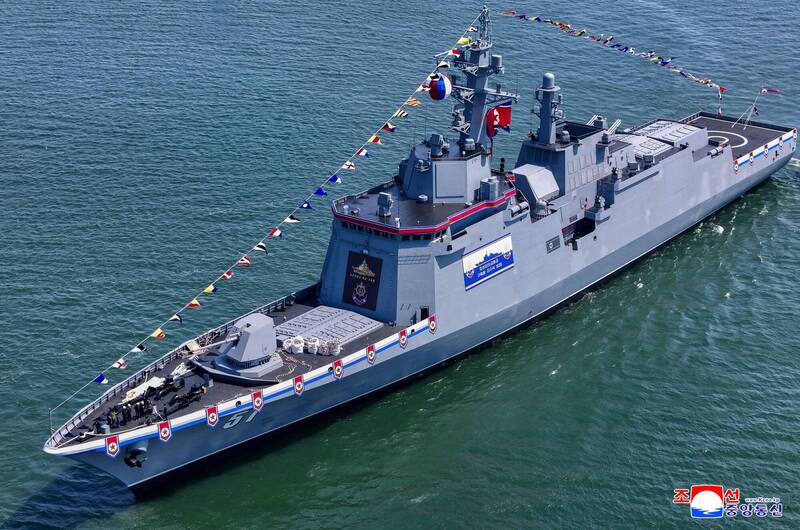 最新衛星畫面顯示，儘管「崔賢級」2號艦已快速扶正，但國防院學者蘇紫雲卻說明，歸正後續的船體搶修，可能將更為麻煩。圖為「崔賢級」首艦。（法新社／來源：朝中社）