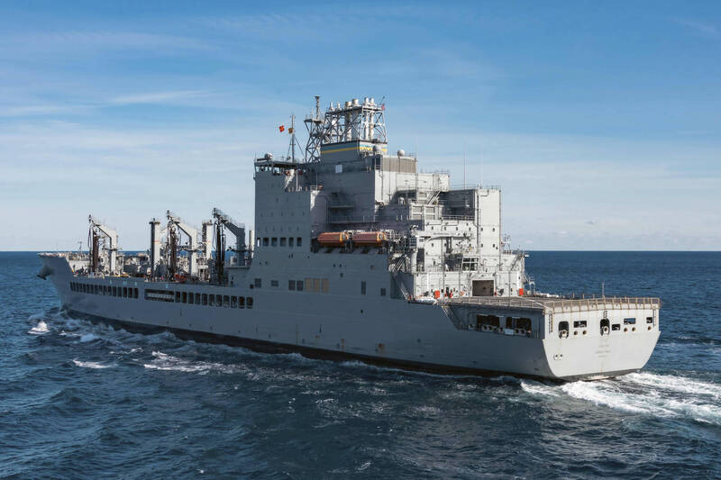 美國海軍排水量將近5萬噸的哈維米克號補給艦將重新命名，且可能波及其他同級艦，引發喧然大波。（美聯社檔案照）