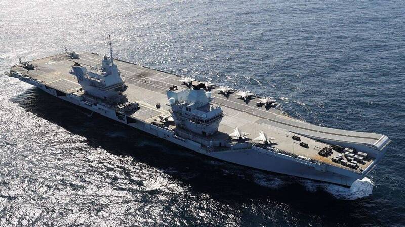 英國欲引入可從航空母艦甲板發射的遠程飛彈是一個非常意外的想法，因為這並非伊莉莎白女王級航艦（如圖）最初所規劃的，同時，飛彈發射過程產生的異物碎片，也對戰機起降產生危險。（圖片擷取自@UKinSingapore的Ｘ帳號）
