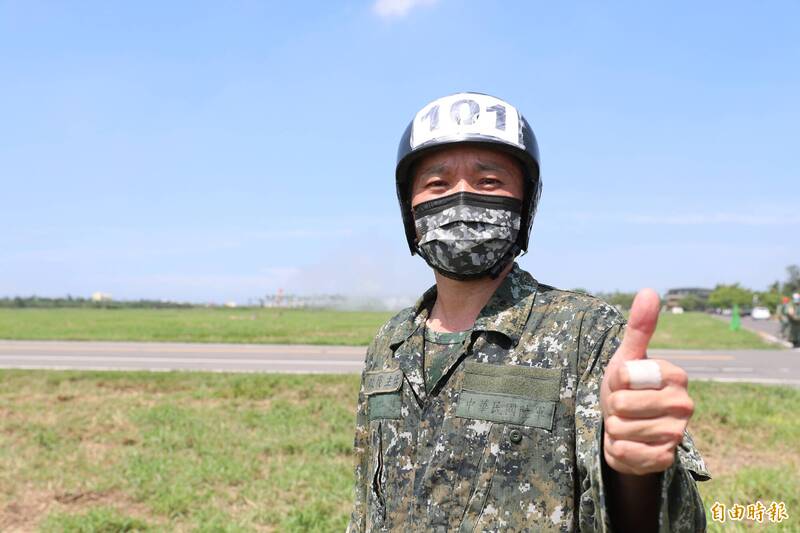 現任憲指部政戰主任唐明德少將，曾在2022年拔階跳傘，成功取得傘兵資格。（本報資料照）