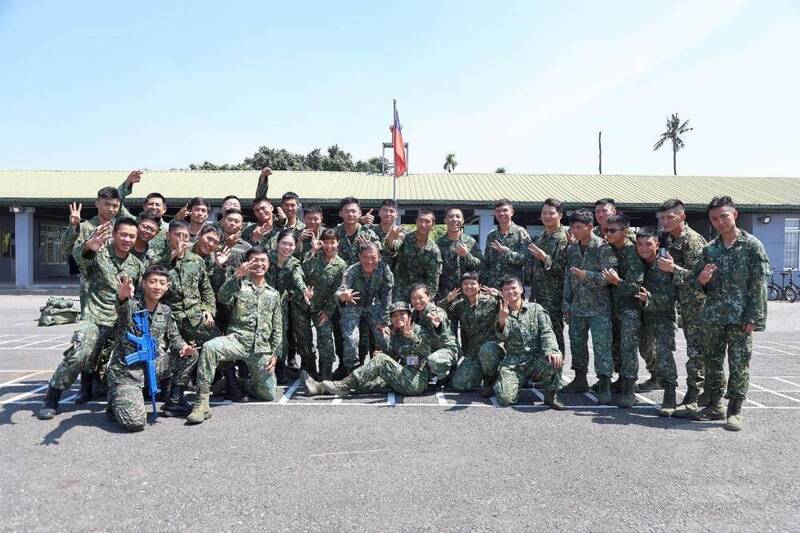 陸軍空訓中心基本傘訓傘3梯學員，於第3次跳傘訓練後合影留念。（取自軍聞社）