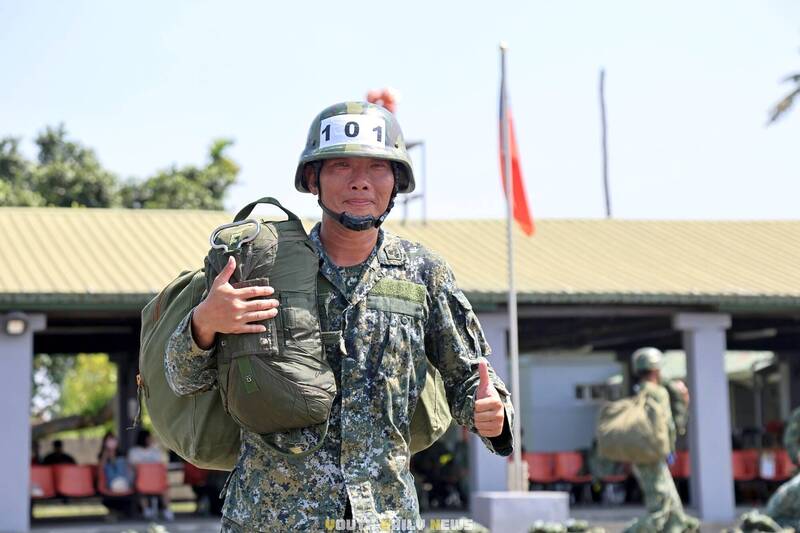 畢業後服役已26年，在50歲之際自願參加傘訓的航特部主計組組長蔡鈿彬上校。（青年日報官方Facebook）