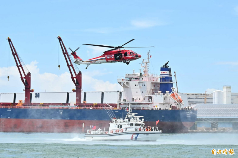 「海安12號」演習前兩次空勤總隊直升機受到梅雨鋒面影響無法出任務，終於在今（6）日放晴後，上午進行全兵力預演。（記者李惠洲攝）
