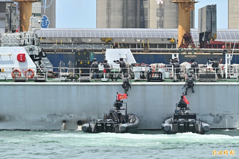「海安12號」演習海巡特勤隊登船進行攔截圍捕攻堅。（記者李惠洲攝）