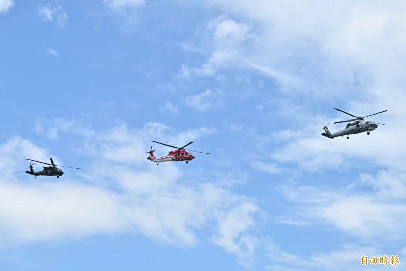 由海軍反潛航空指揮部 S-70C反潛直升機1 架、空軍救護隊 UH-60M 黑鷹直升機 1 架、內政部空中勤務總隊 UH-60M 黑鷹直升機 1架一同完成演練。（記者李惠洲攝）