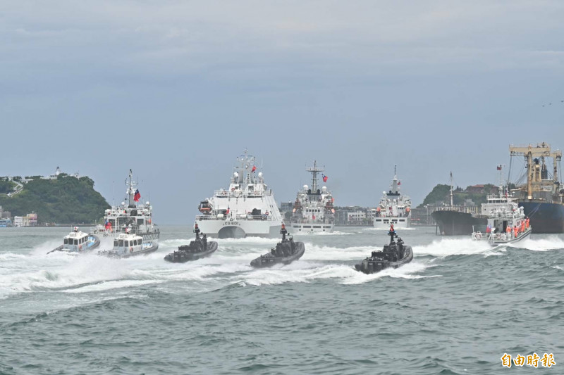 南部終於放晴好天氣，「海安12號」上午進行今海、空「全兵力」完整演練。（記者李惠洲攝）