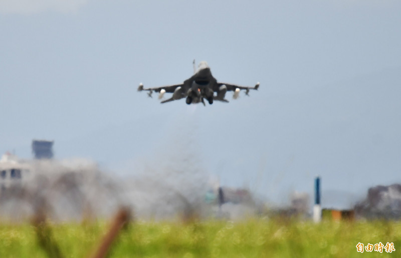 F-16V戰機掛載空射型魚叉飛彈從空軍花蓮基地升空。（記者游太郎攝）