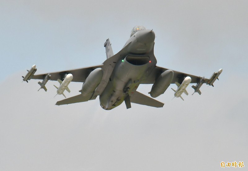 F-16V掛載魚叉飛彈升空。（記者游太郎攝）