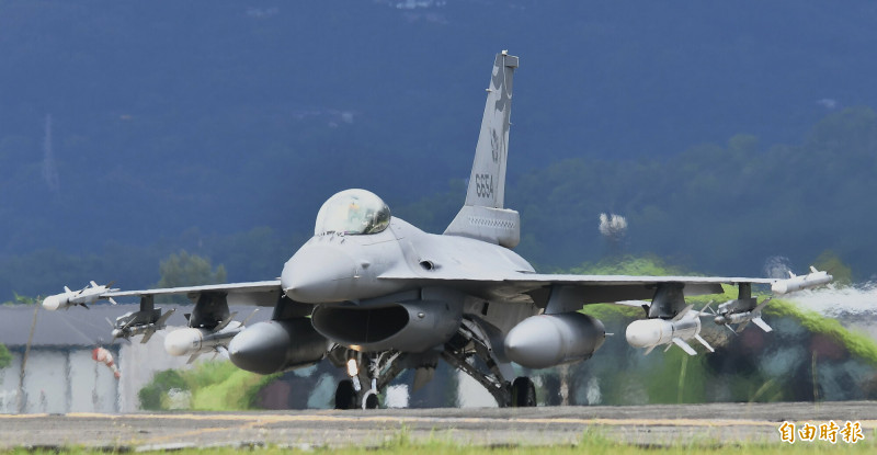 F-16V完成任務後，平安飛返花蓮基地。（記者游太郎攝）