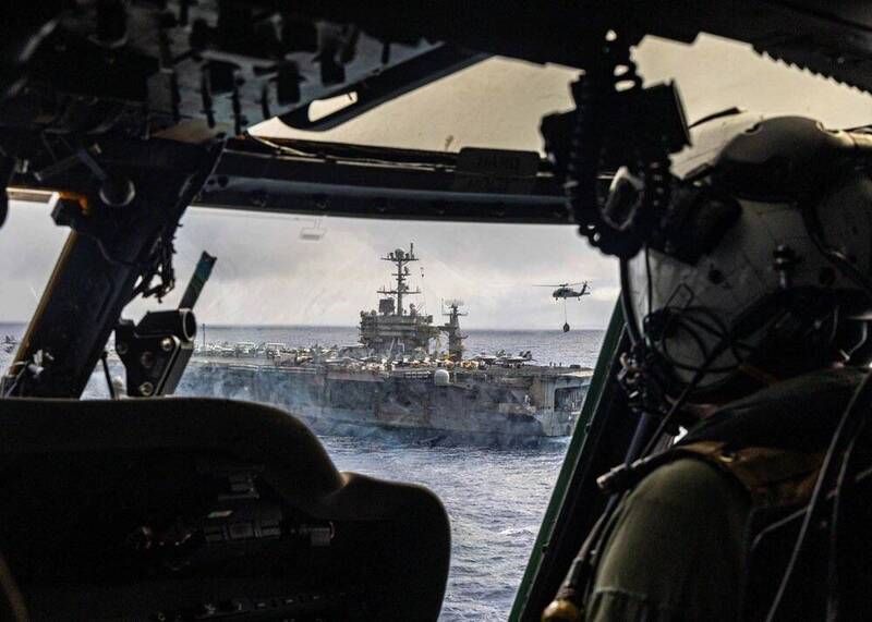 5月25日，杜魯門號航艦於抵達國門前夕，進行補給海上，多架直升機飛抵杜魯門號。（圖片取自美國海軍艦隊的Ｘ帳號）