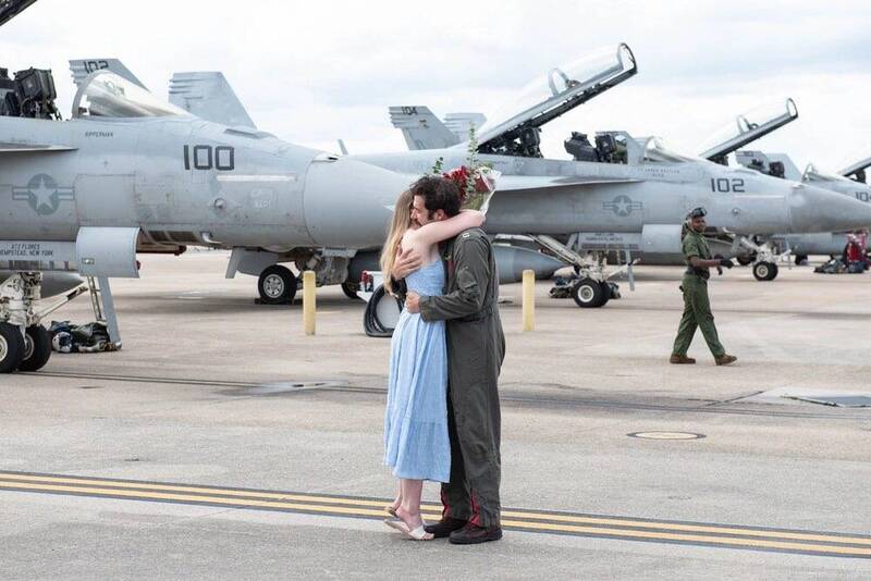 第11戰鬥攻擊中隊（VFA-11）的飛行員於30日返抵奧西納航空站，這是一張美式經典視角的歡迎照！（圖片取自美國海軍艦隊的Ｘ帳號）