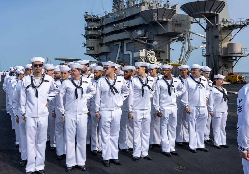 杜魯門號航艦官兵於返家前，於飛行甲板上著裝列隊。（圖片取自DVIDS）