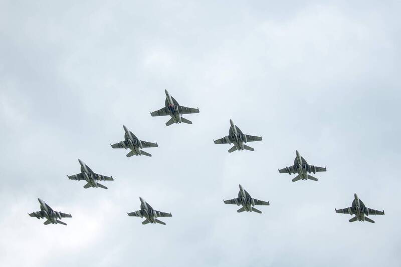 隸屬第1艦載機聯隊（CVW-1）的F/A-18戰機編隊返家。（圖片取自美國海軍艦隊的Ｘ帳號）