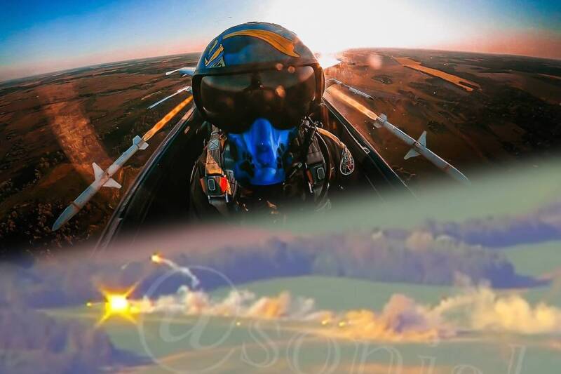 烏克蘭一段罕見影片顯示，AGM-88「哈姆」反輻射飛彈透過直接撞擊的方式，將俄軍的防空平台摧毀，只見載台爆炸後，彈藥被引燃不斷向前噴濺，同時彈出火光。（圖片擷取自@RealAirPower1、@VictorKvert2008的Ｘ帳號/本報合成）