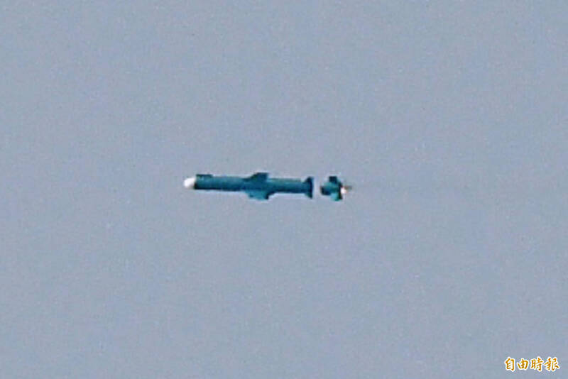 去年8月的海空精準彈藥射擊期間，本報拍攝到「雄二飛彈」發射後丶推進器脫離畫面瞬間，相當特殊。（資料照，記者蔡宗憲攝）