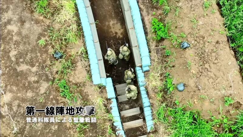 今年的日本富士綜合火力演習中，陸自規劃前線步兵部隊進入預置的壕溝中演練臨戰迎敵。（擷自日本陸上自衛隊官方影片）