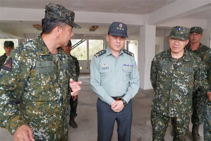 陸軍司令呂坤修上將日前前往八軍團視導訓場整建規劃。（青年日報提供）