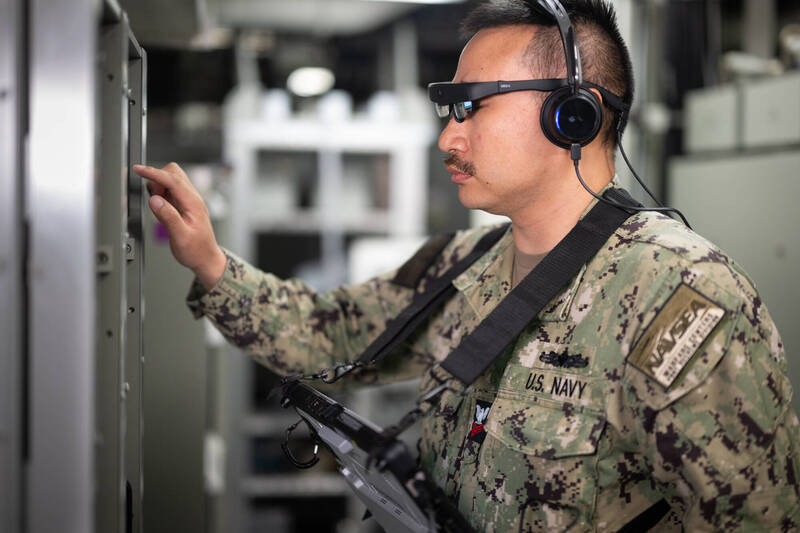 美國海軍今年5月正式啟用「擴增實境維護系統」，首波適用船艦包含伯克級驅逐艦威爾伯號（DDG 54）、希格比號（DDG 123）、格里德利號（DDG 101）、費茲傑羅號（DDG 62），以及尼米茲號核動力航艦（CVN 68）。（美國海軍官網）