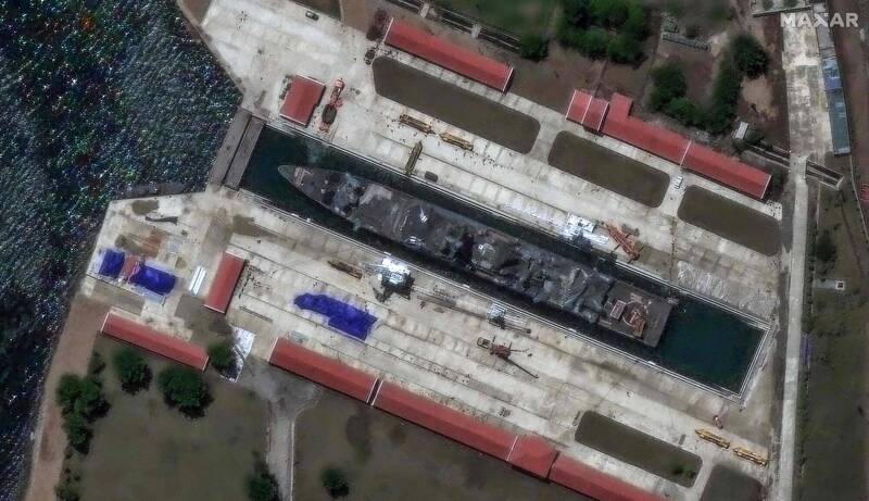 北韓新型驅逐艦下水翻覆，目前已救起轉移到羅津港乾塢。（法新社）