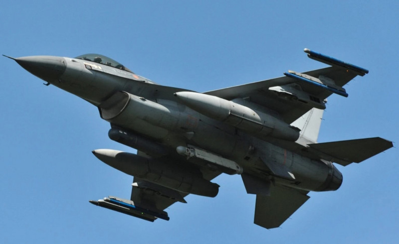 F-16「戰隼」戰鬥機（F-16 Fighting Falcon）飛行畫面。烏克蘭空軍近日據報首度運用此型戰機，在與預警機協同作戰下，成功擊落1架俄羅斯Su-35戰機。（美聯社資料照）