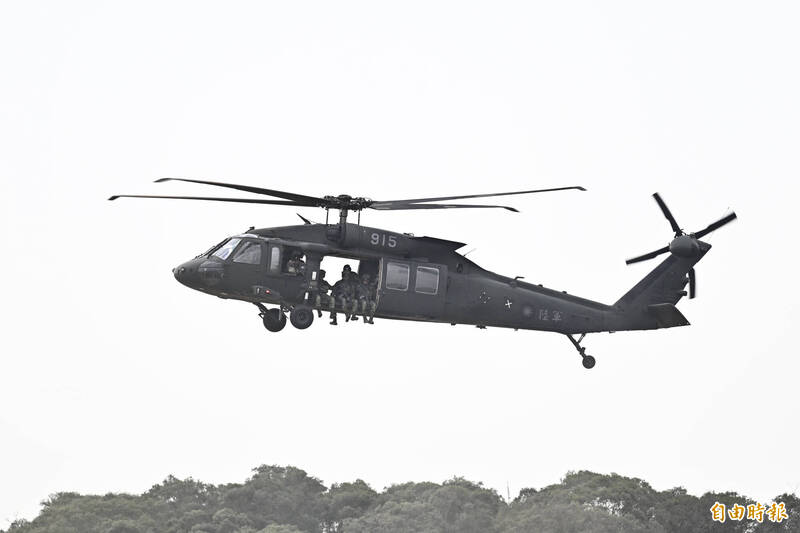 2025年國軍春節加強戰備操演期間，實施人員機降任務的UH-60M黑鷹直升機。（本報資料照，記者塗建榮攝）