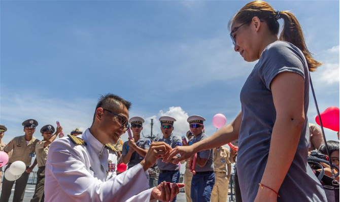 海軍敦睦艦隊近日返抵高雄，在歸國歡迎儀式期間發生意料之外的驚喜，支隊輪機官下艦時立馬向女友求婚並告白成功。（圖取自青年日報）