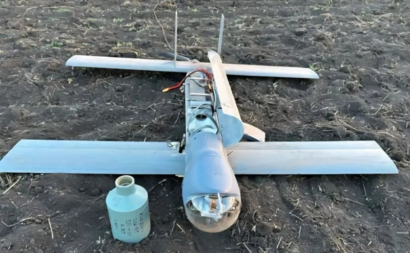 俄軍新型V2U自殺式無人機殘骸。烏克蘭軍情局分析指其大量採用外國零件，具備AI鎖定功能。（取自GUR專頁）