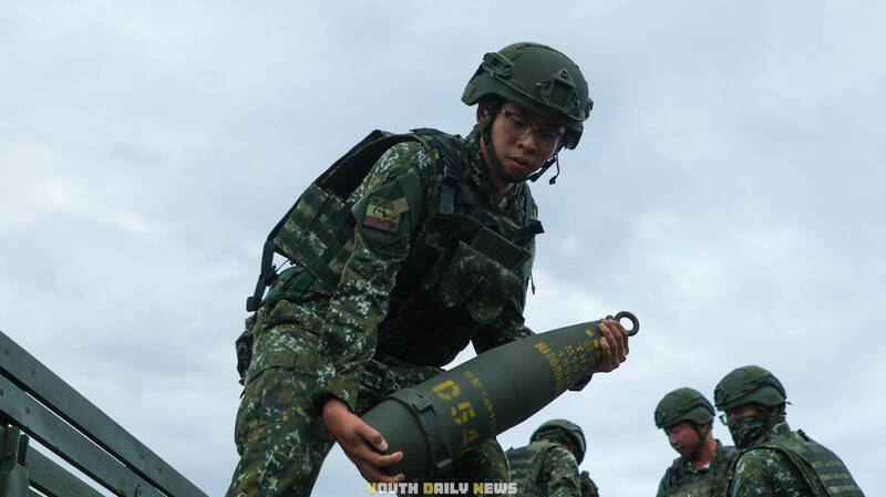 透過實地操演強化部隊對戰場環境的掌握，精進官兵對武器裝備操作及射擊程序的熟練度，同時驗證作戰指管機制與裝備性能。（青年日報提供）