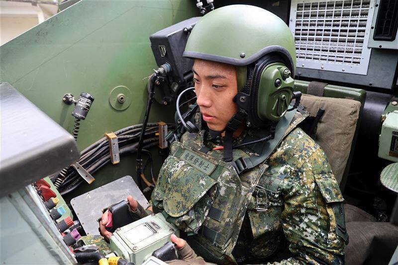 一位合格的復仇者射手，必須通過「野戰防空復仇者操作班」訓練，並先後完成複訓、集訓，才算具備合格專長，並投入精準飛彈射擊。（取自青年日報）