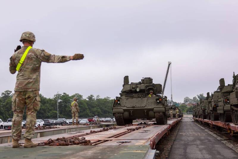 美國陸軍為因應這次閱兵，各式戰甲車透過鐵路運輸方式抵達華盛頓。（取自美國陸軍第三軍臉書）