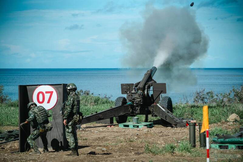 此次任務由陸軍43砲指部、花防部兩單位共同實施，並依序完成「檢驗射擊」、「同時彈著」及「高射界」等三項科目。（軍聞社提供）