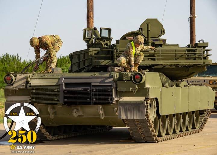 美國陸軍M1A2 SEPv3戰車已抵達華盛頓，為避免其67公噸的重量壓壞馬路，美軍還設法鋪設鋼板。（取自美國陸軍第一騎兵師臉書）