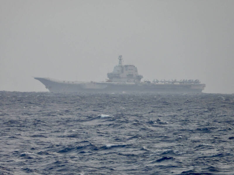 中國山東號航艦日前在第二島鏈現蹤，圖為我國國防部4月拍攝該艦於我國周遭海域活動情形。（資料照，國防部提供）