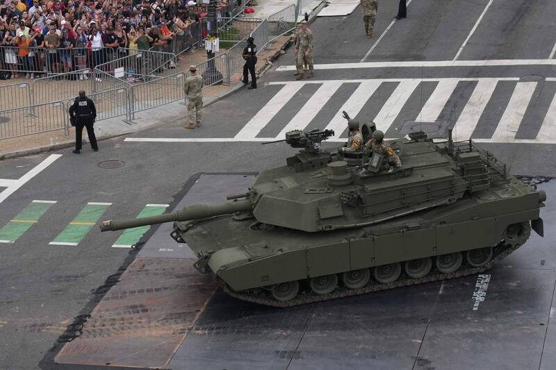 美國陸軍M1A2戰車參與閱兵。（法新社）