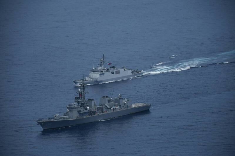 日本海上自衛隊、菲律賓海軍14日共同實施「雙邊海上聯合行動」（MCA），由日本海自的高波號驅逐艦（DD-110）領軍，同時也是菲國代表「馬爾瓦號」（FFG-06）巡防艦成軍後的勤務處女秀。（日本自衛隊水面艦隊官方X帳號）