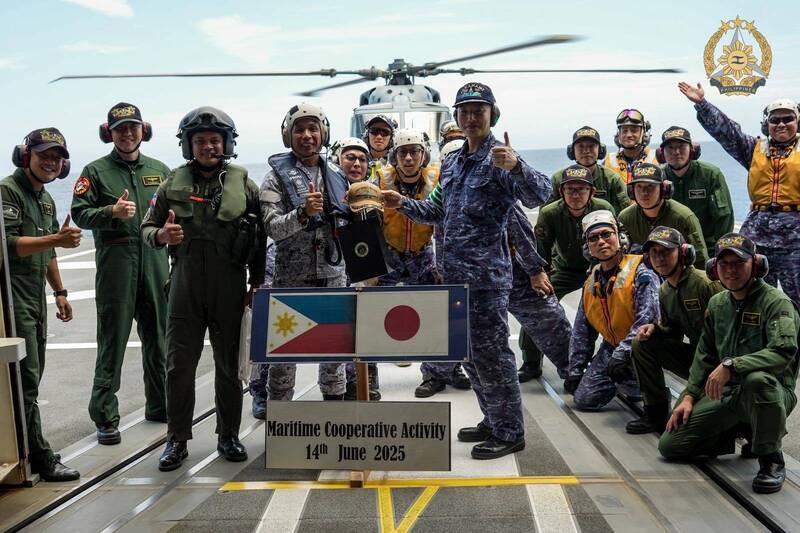 日、菲海軍水面艦、空中兵力在6月14日共同實施「雙邊海上聯合行動」（MCA），為兩國第二度共執演訓。藉由複合式海上任務演練，增進兩軍的作業互通性。（菲律賓武裝部隊官方Facebook）